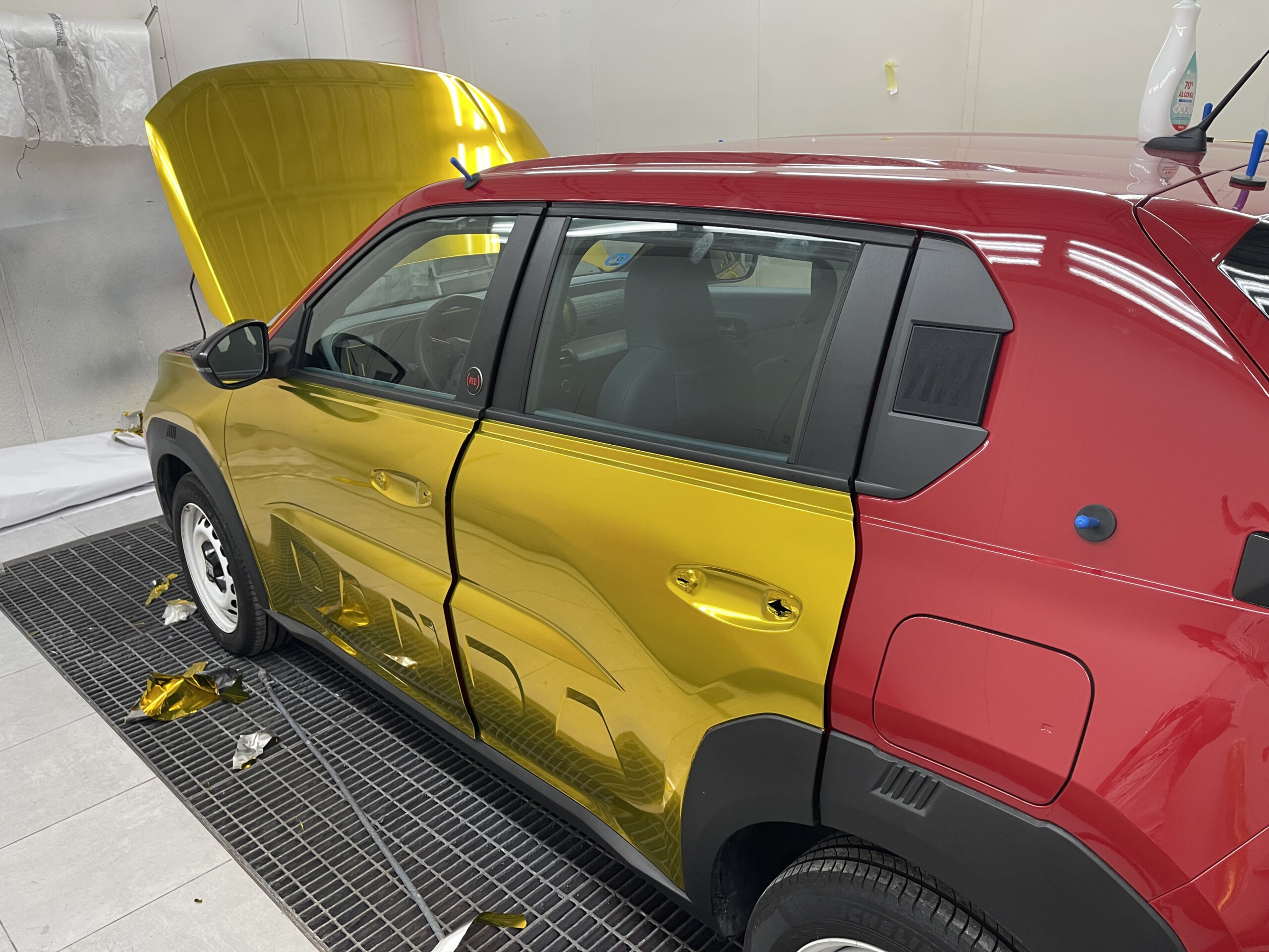 Agatha Ruiz de la Prada - coche corazones - rotulación de vehículos evento Innicia - impresión digital