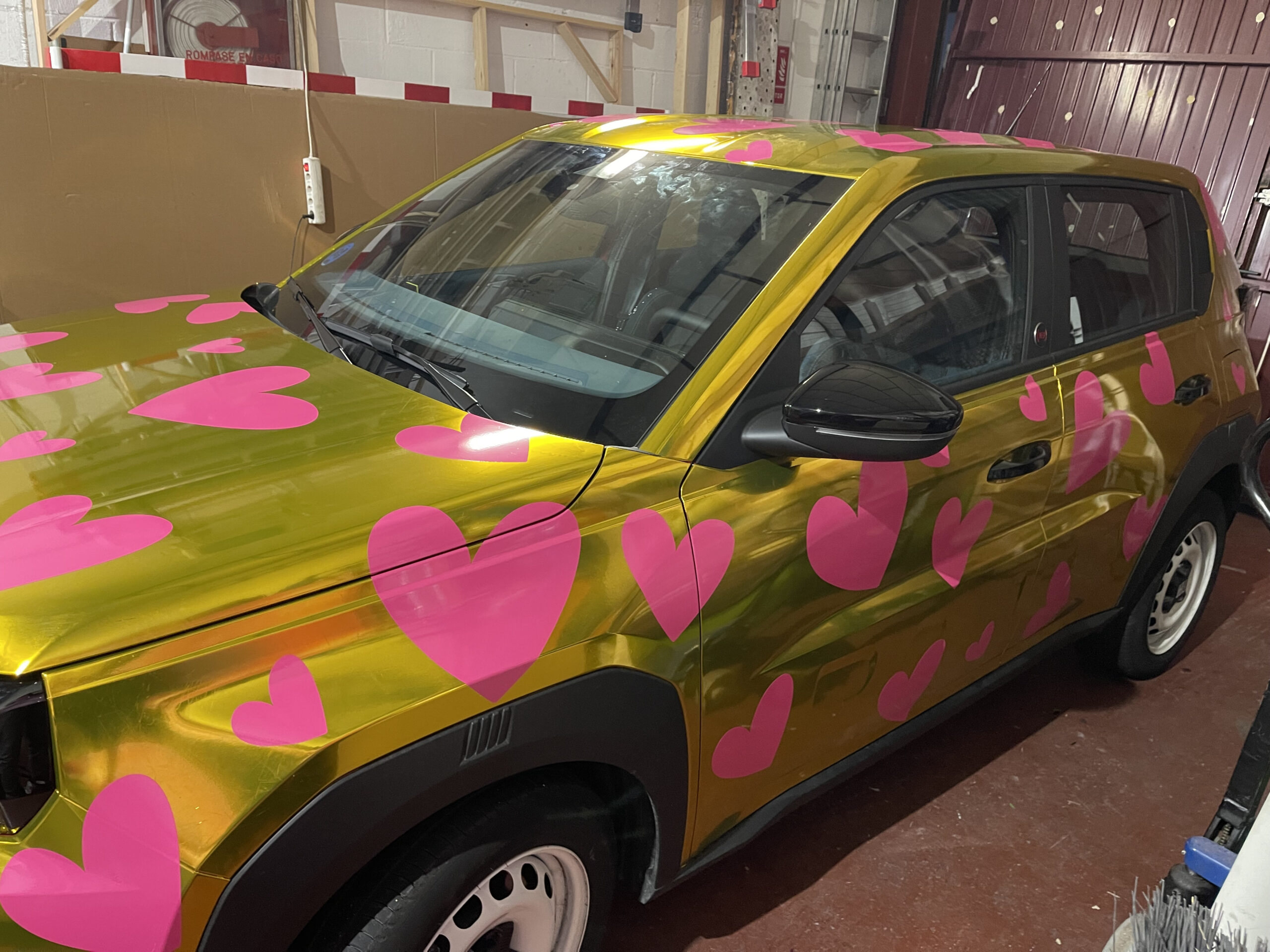 Agatha Ruiz de la Prada - coche corazones - rotulación de vehículos evento Innicia - impresión digital