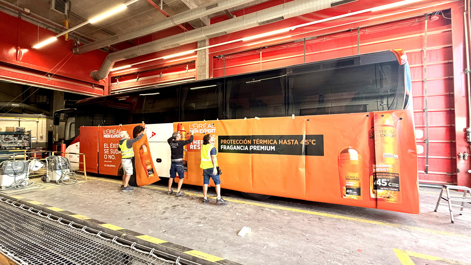 Rotulacion-e-impresion-de-autobus-para-loreal-en-GP-Formula-1-en-Madrid