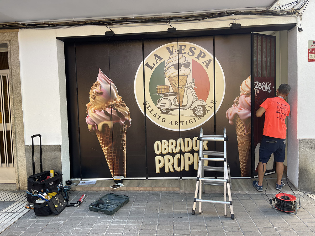 decoración entrada local heladería La Vespa Innicia Impresión 5