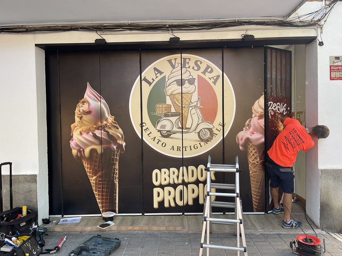 decoración entrada local heladería La Vespa Innicia Impresión 5