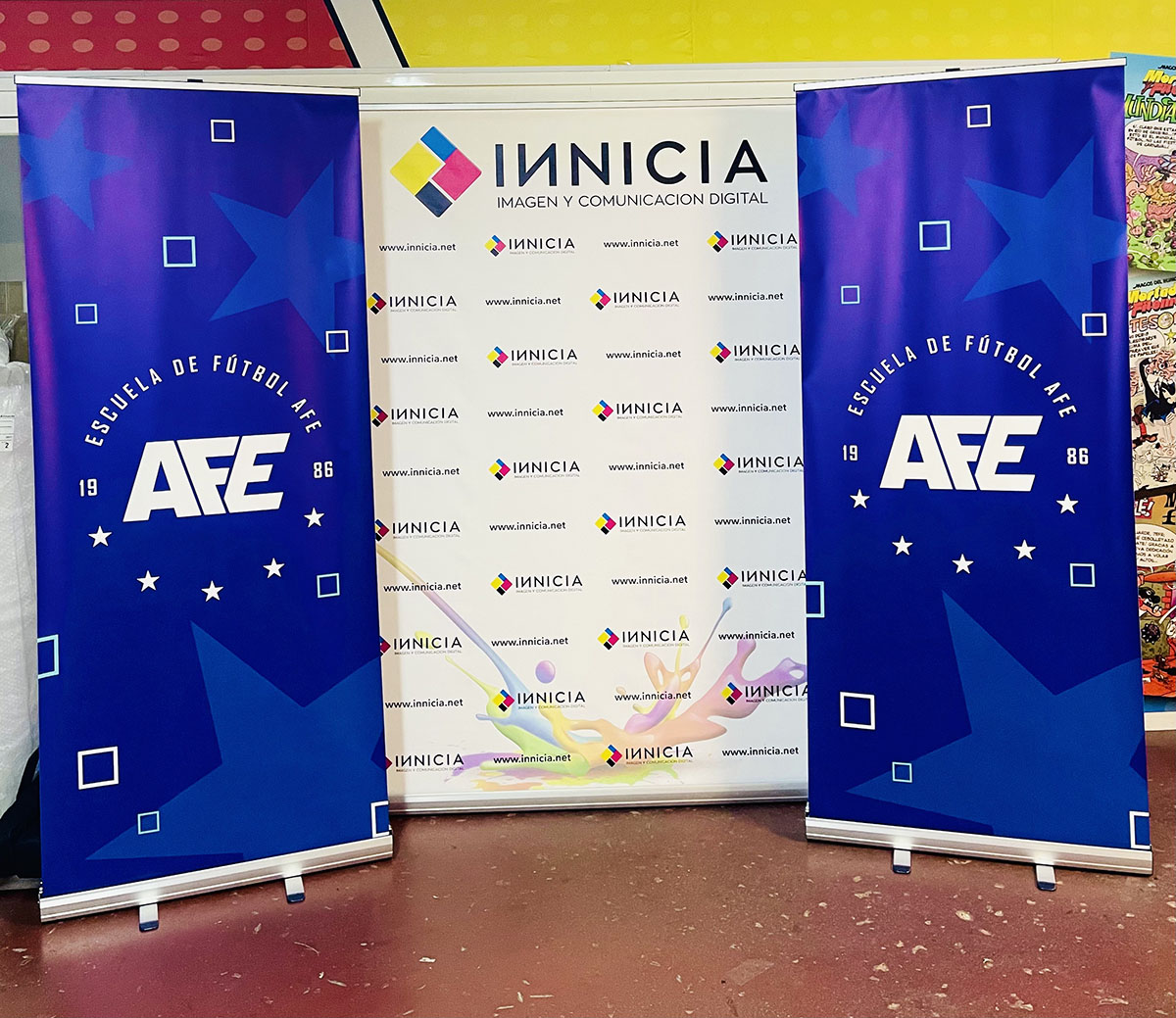 Rool ups - Montaje de estructuras e impresión digital gran formato para eventos y presentaciones - Innicia Impresión Digital