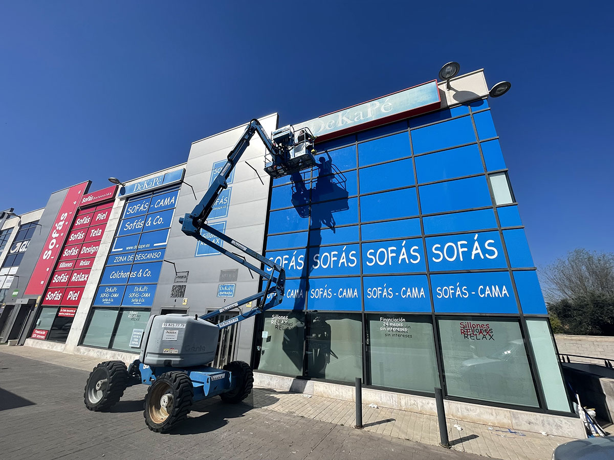 Recubrimiento exterior de edificio con vinilos poliméricos - Innicia impresión digital