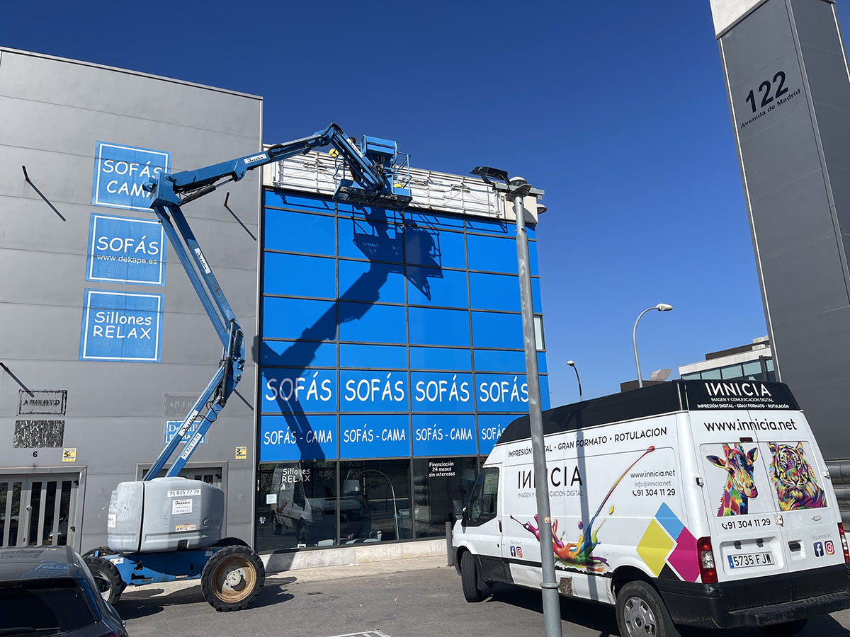 Recubrimiento exterior de edificio con vinilos poliméricos - Innicia impresión digital