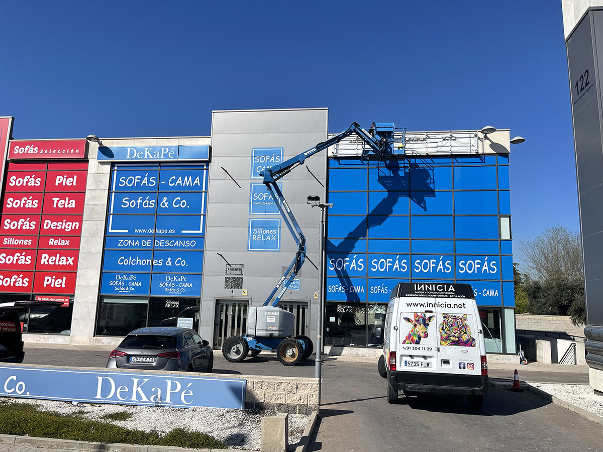 Recubrimiento exterior de edificio con vinilos poliméricos - Innicia impresión digital