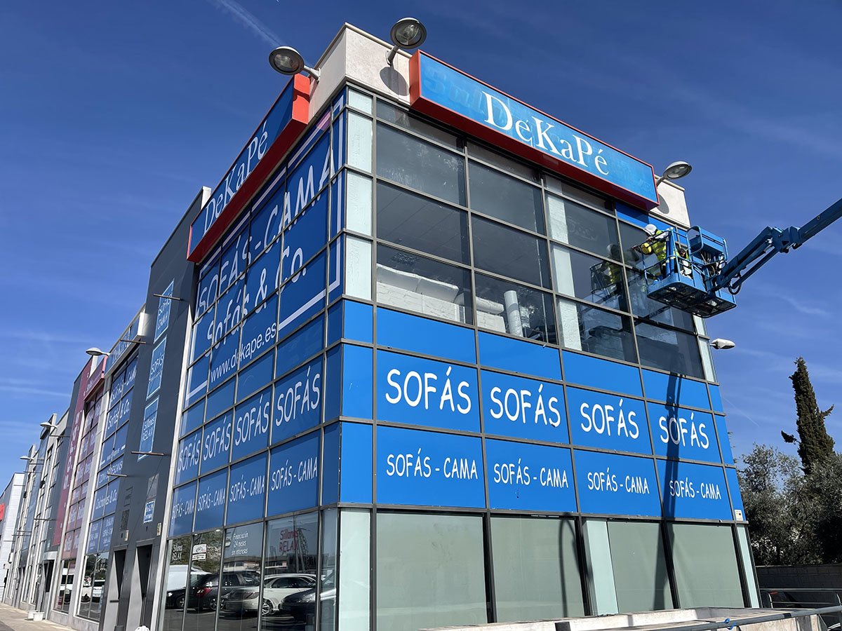 Recubrimiento exterior de edificio con vinilos poliméricos - Innicia impresión digital