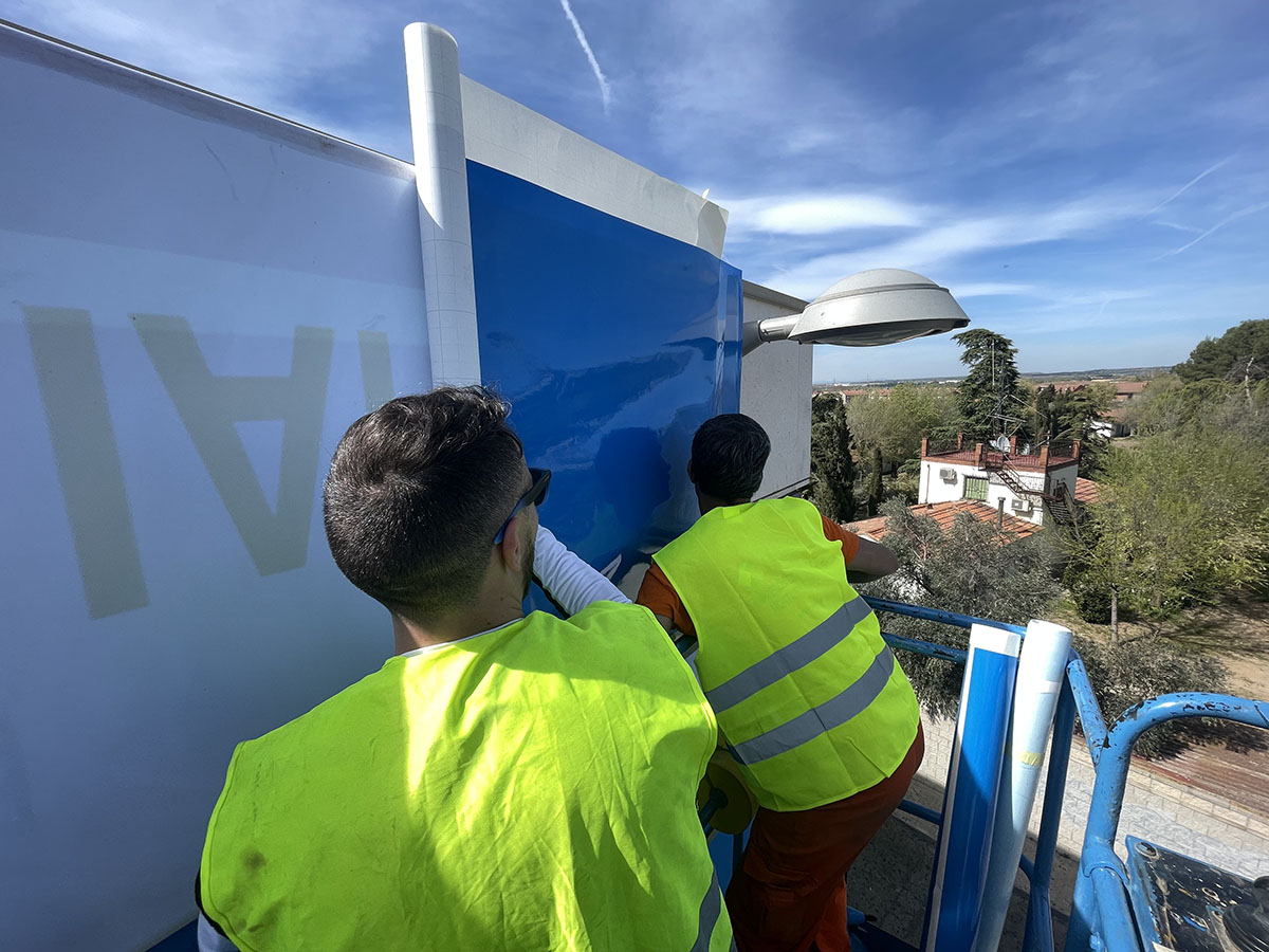 Recubrimiento exterior de edificio con vinilos poliméricos - Innicia impresión digital