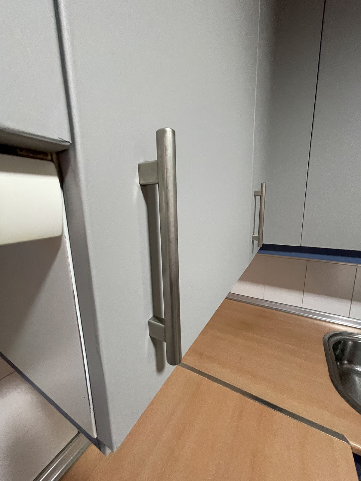 Renovación integral de cocina sin obras con adhesivos decorativos de alta resistencia