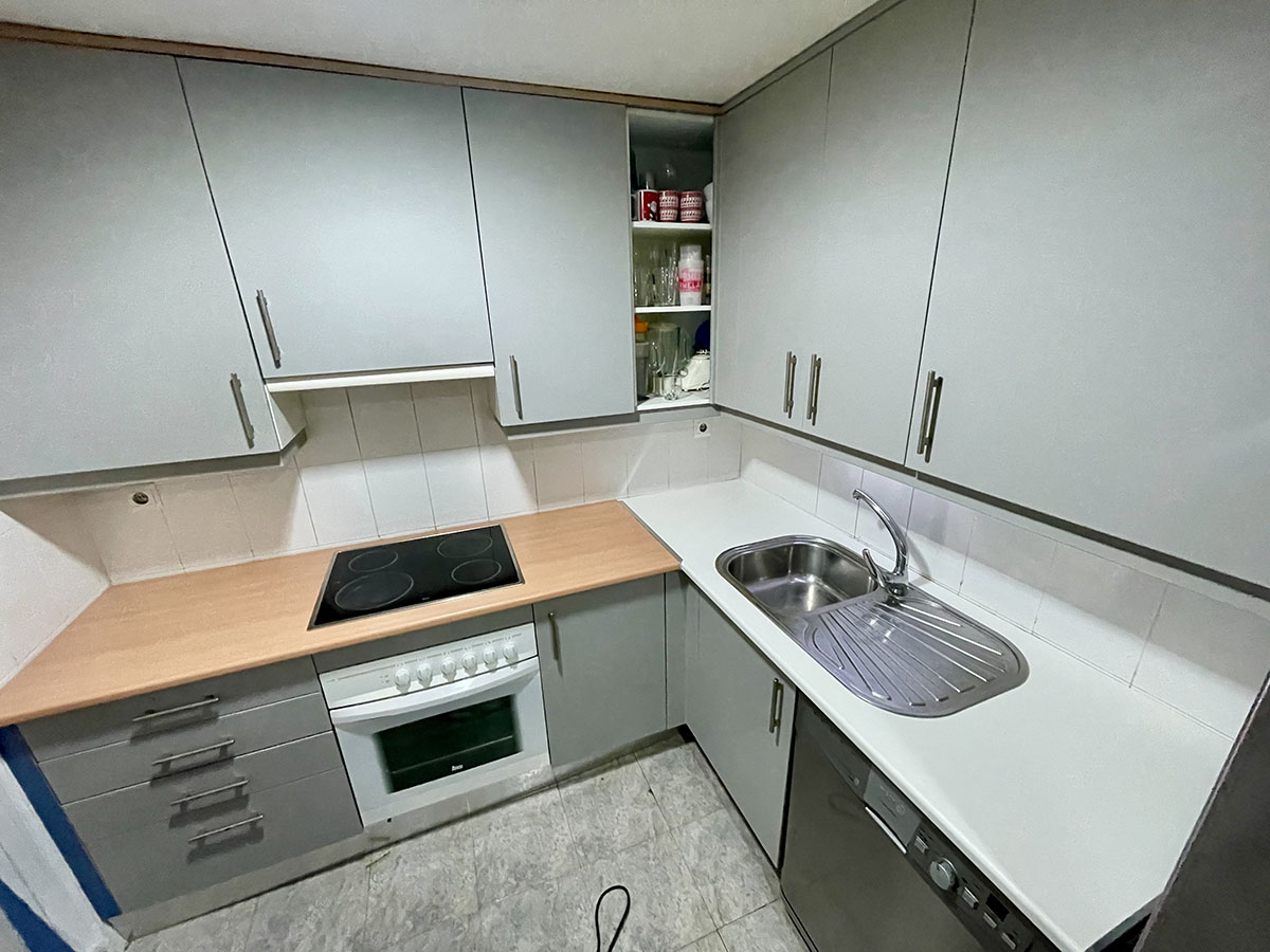 Renovación integral de cocina sin obras con adhesivos decorativos de alta resistencia