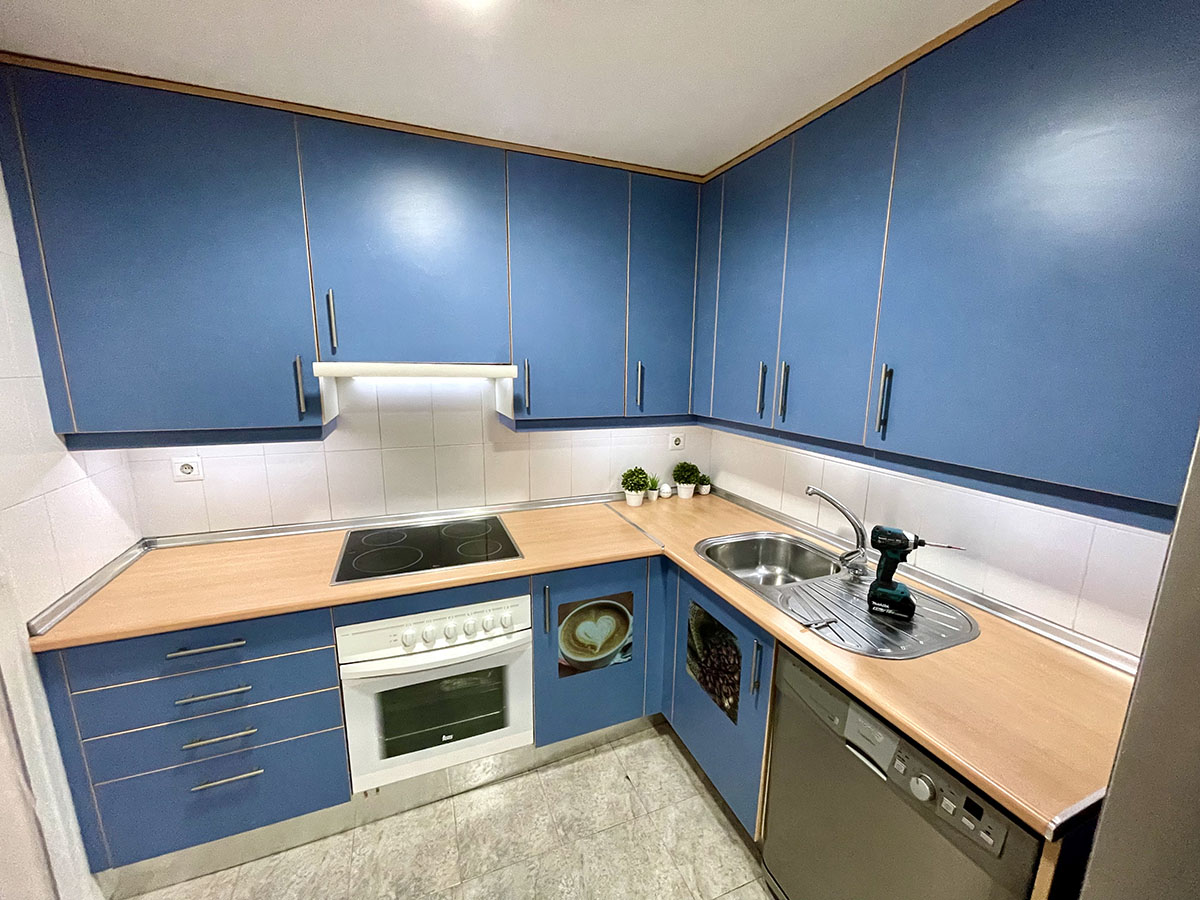 Renovación integral de cocina sin obras con adhesivos decorativos de alta resistencia