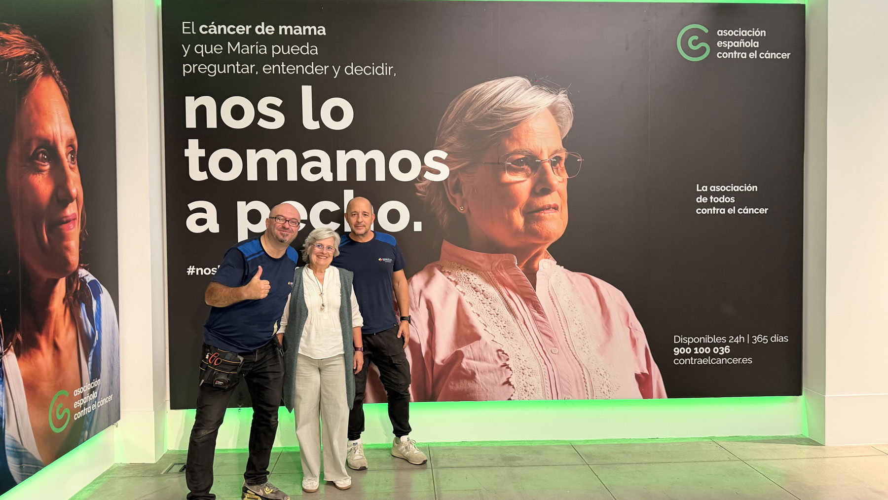 Impresión e instalación de 40 m² de gráficas por INNICIA para un evento de apoyo contra el cáncer de mama en Madrid.